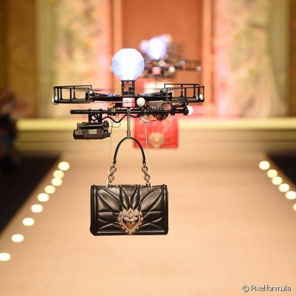 Os drones foram uma das novidades de Dolce & Gabbana! Eles foram os respons?veis por levarem as bolsas durante o desfile (Foto: Pixelformula)